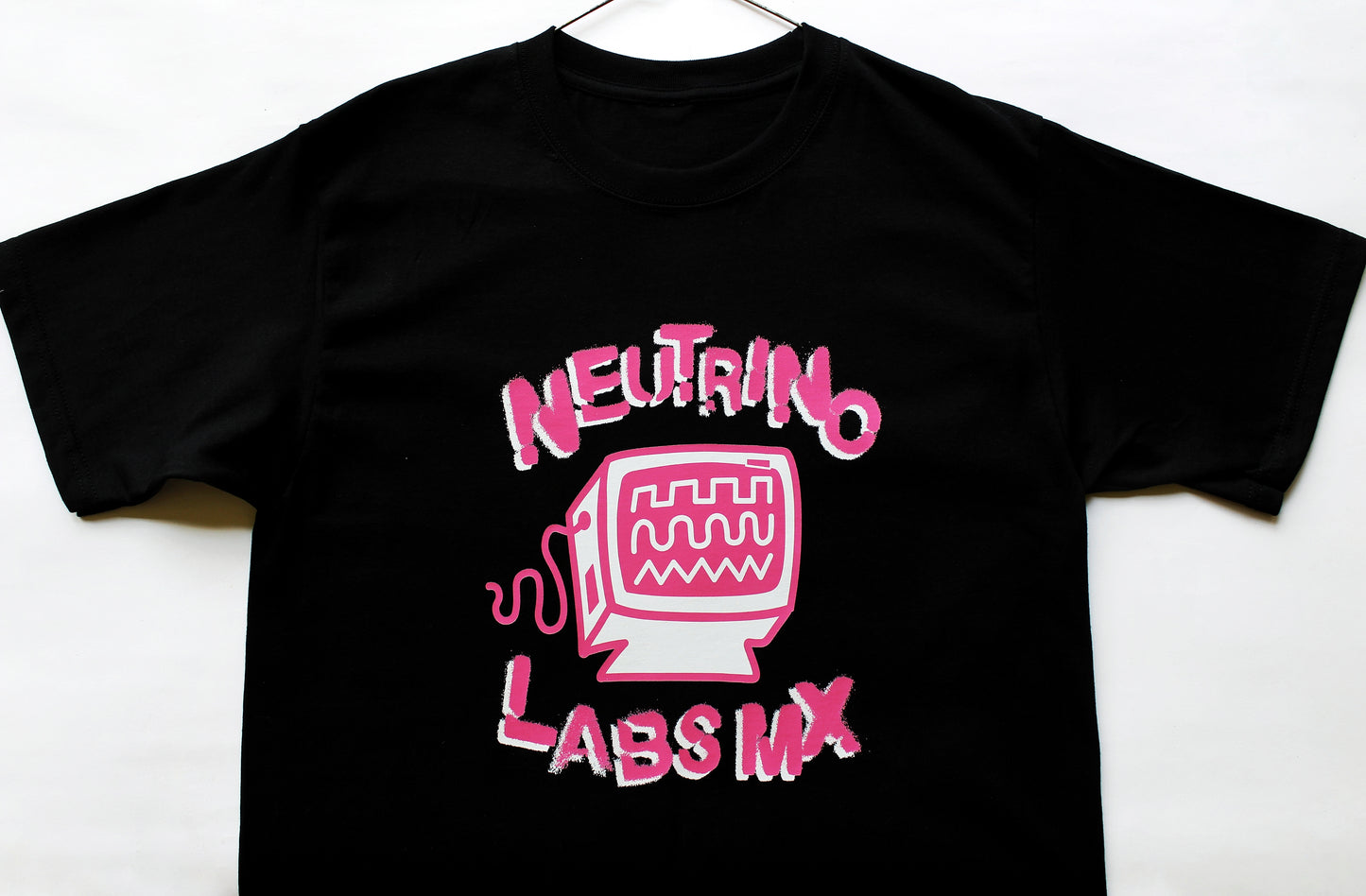 NEUTRINO MERCH-/INDUMENTARIA