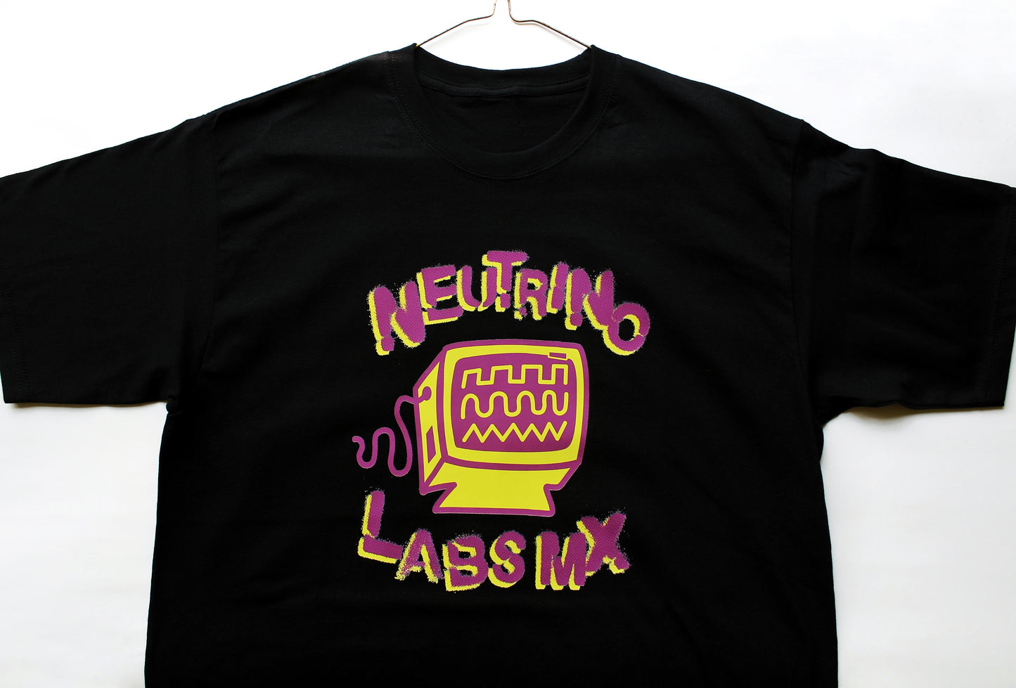 NEUTRINO MERCH-/INDUMENTARIA