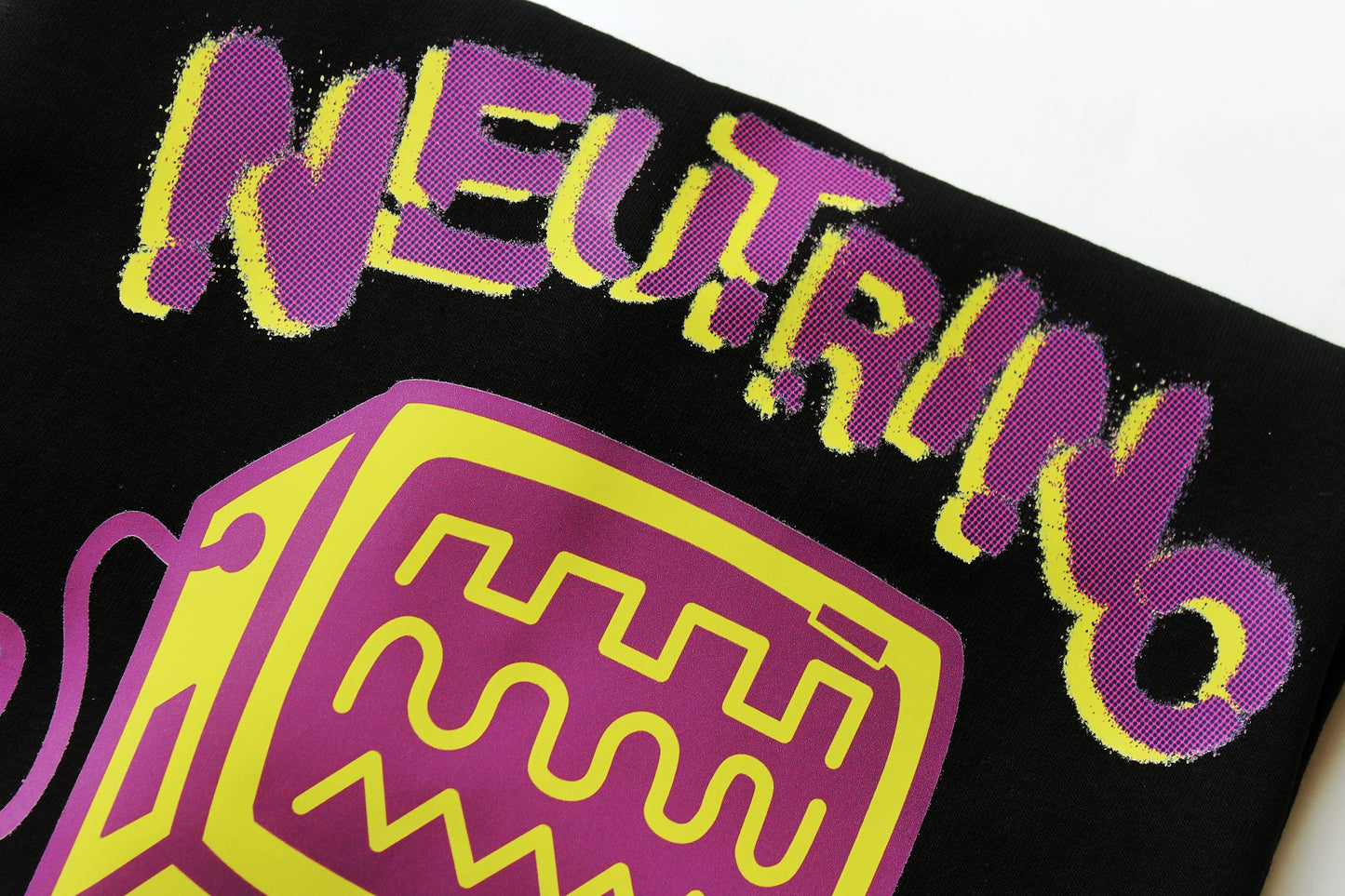 NEUTRINO MERCH-/INDUMENTARIA