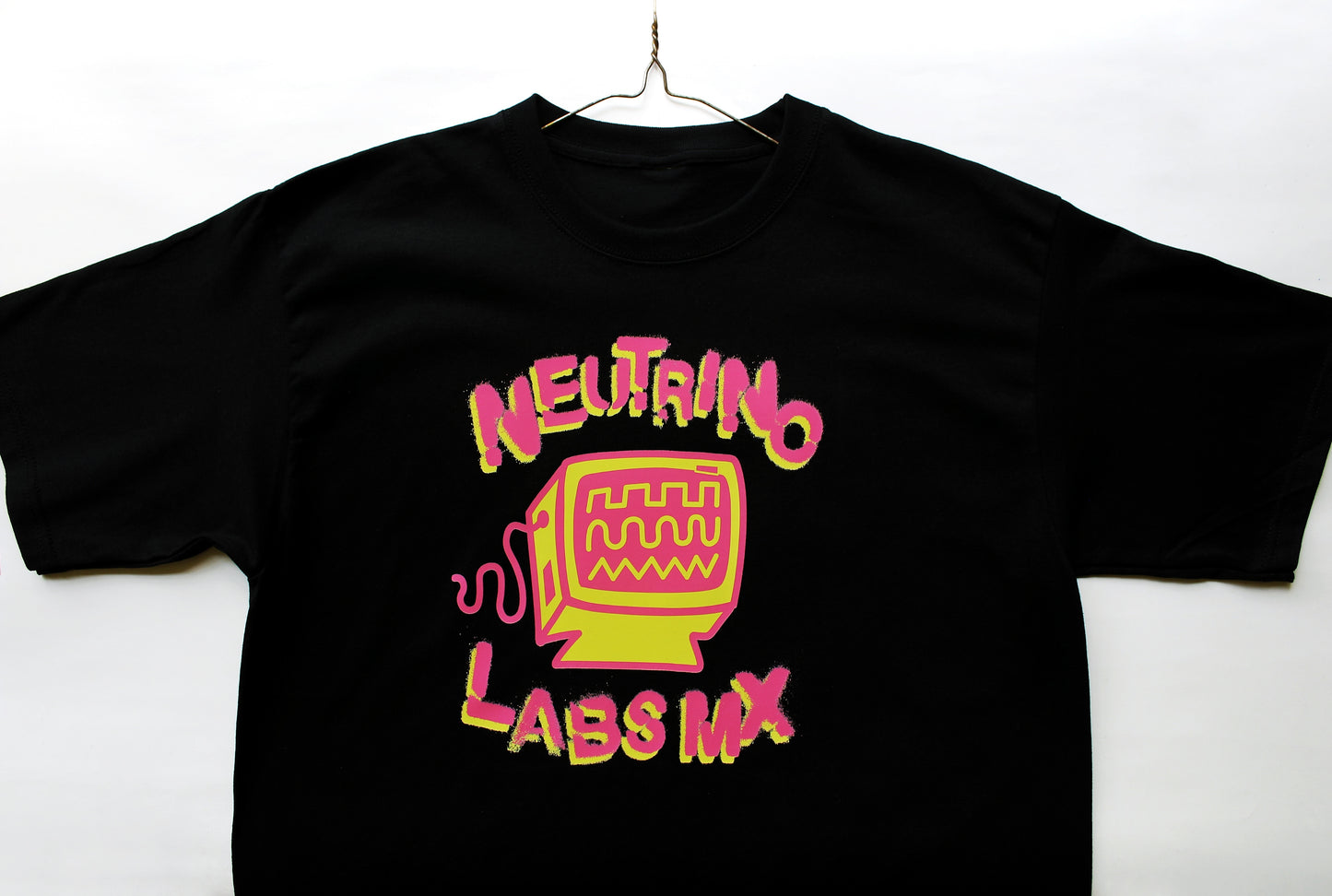 NEUTRINO MERCH-/INDUMENTARIA