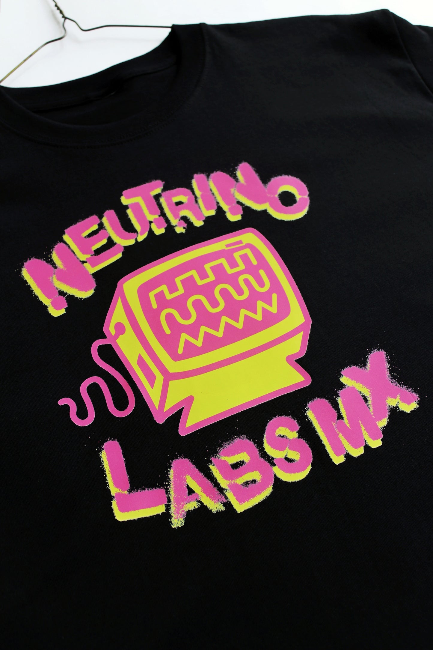 NEUTRINO MERCH-/INDUMENTARIA