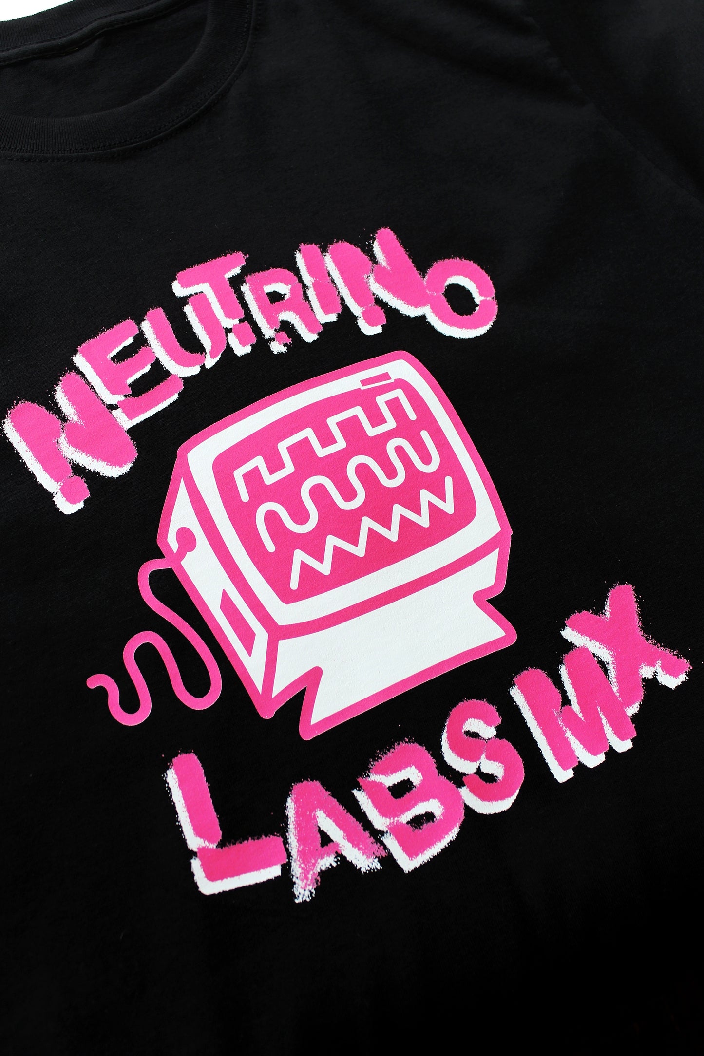 NEUTRINO MERCH-/INDUMENTARIA