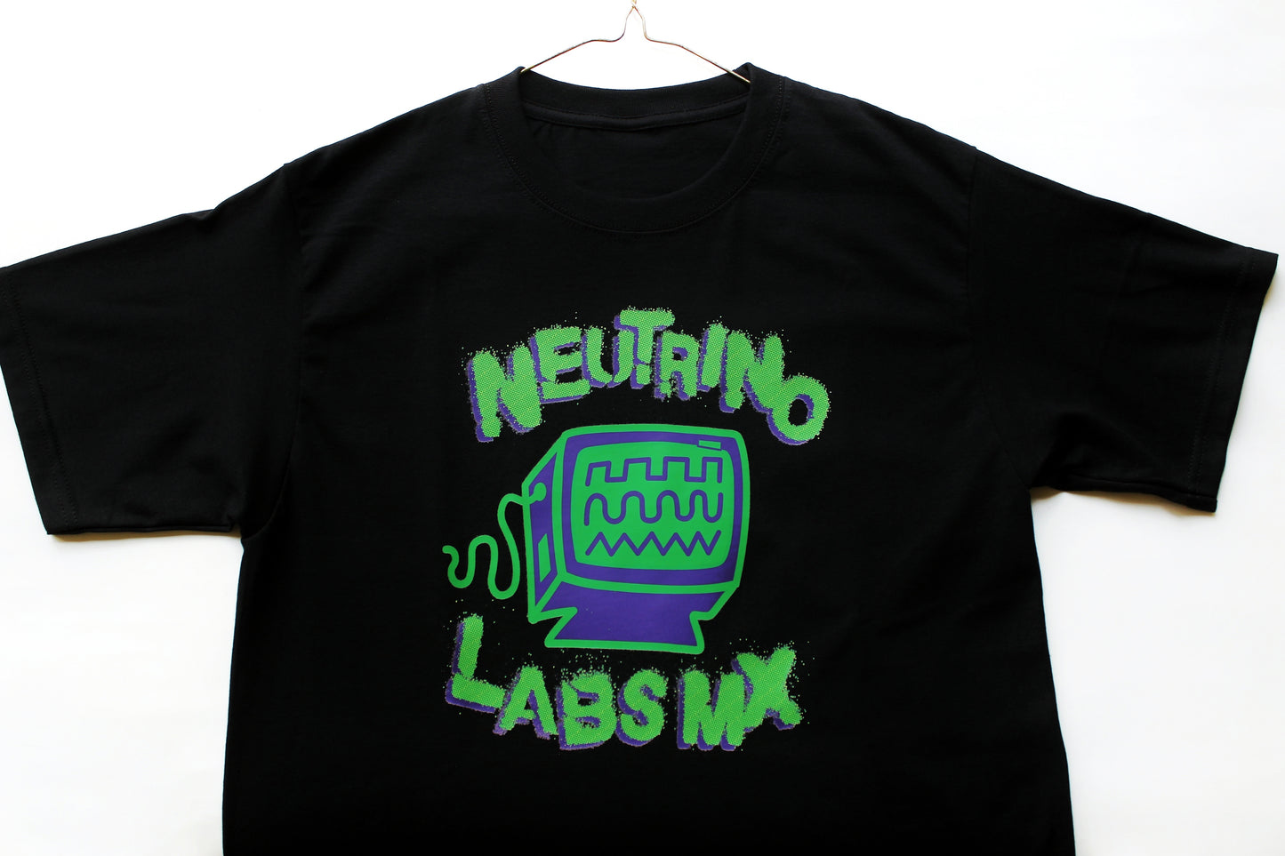 NEUTRINO MERCH-/INDUMENTARIA